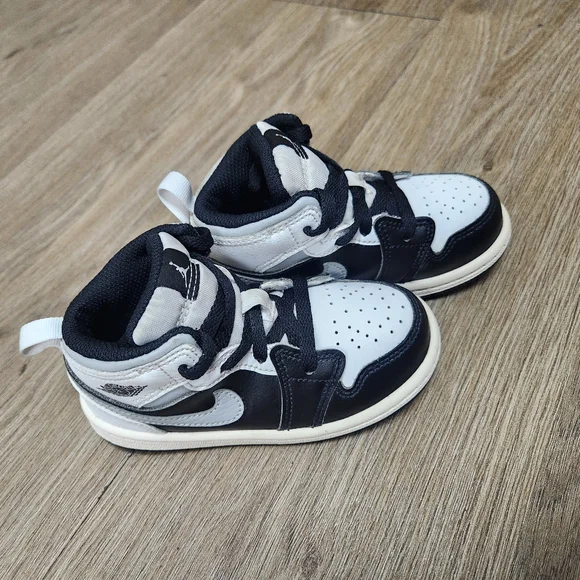Nike Air Jordan high tops black and white Toddler Size 8C - Picture 8 of 9